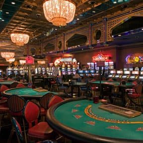 Dealer profesional melayani meja blackjack Push Gaming dengan standar internasional Dealer profesional Push Gaming melayani meja blackjack langsung